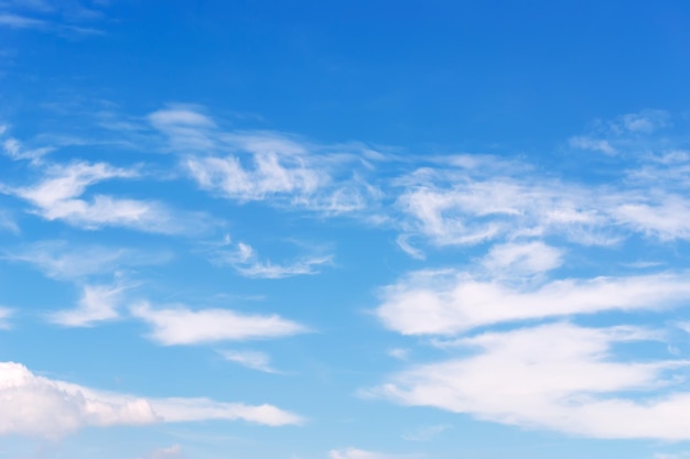 Witte wolken en blauwe lucht