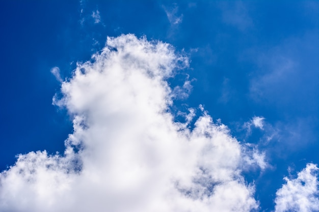 Witte wolken en blauwe lucht.