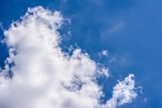 Witte wolken en blauwe lucht.