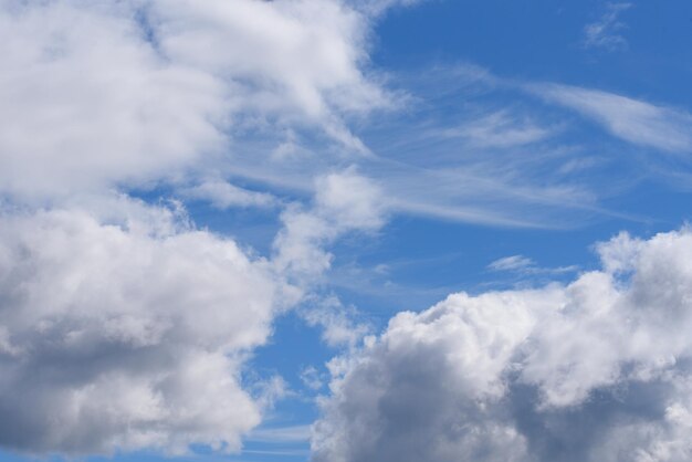 Witte wolken en blauwe lucht