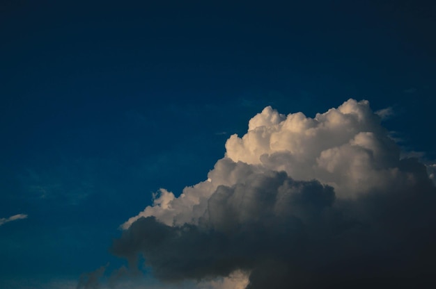 Witte wolken en de blauwe lucht pluizige wolken