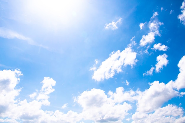 Foto witte wolken in blauwe hemel, de mooie hemel met wolken