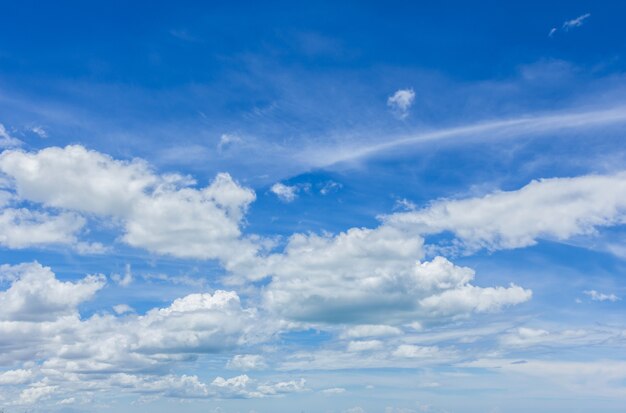 Witte wolken in blauwe hemel