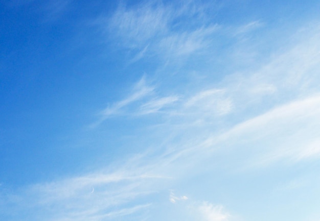 Witte wolken in blauwe lucht