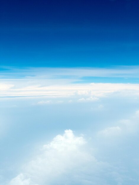 Witte wolken in blauwe lucht