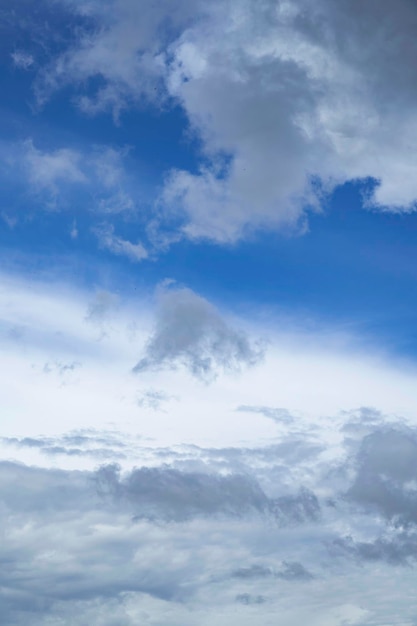 Witte wolken in de blauwe hemel Hemel met luchtwolken