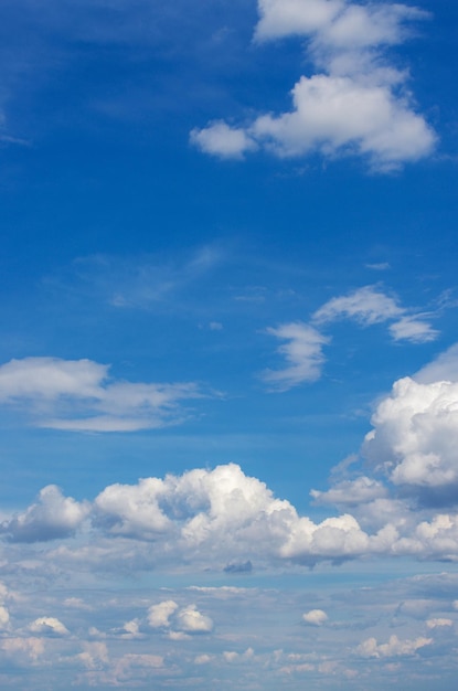 witte wolken in de blauwe hemel