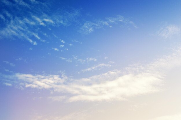 witte wolken in de blauwe hemel