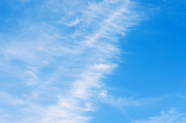 witte wolken in de blauwe hemel