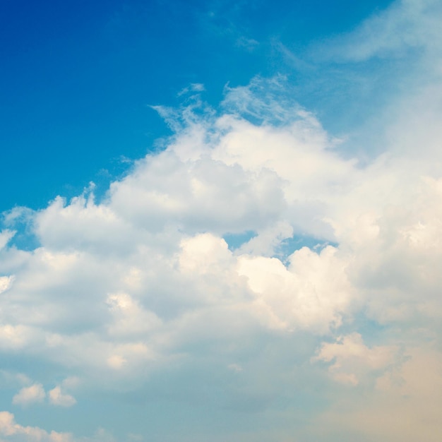 witte wolken in de blauwe hemel