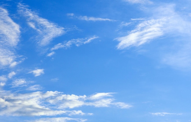 witte wolken in de blauwe hemel