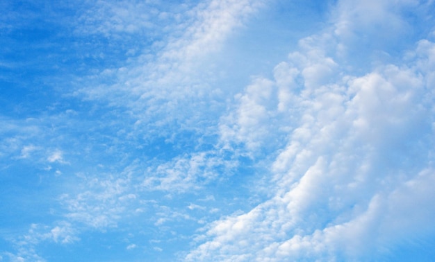 witte wolken in de blauwe hemel