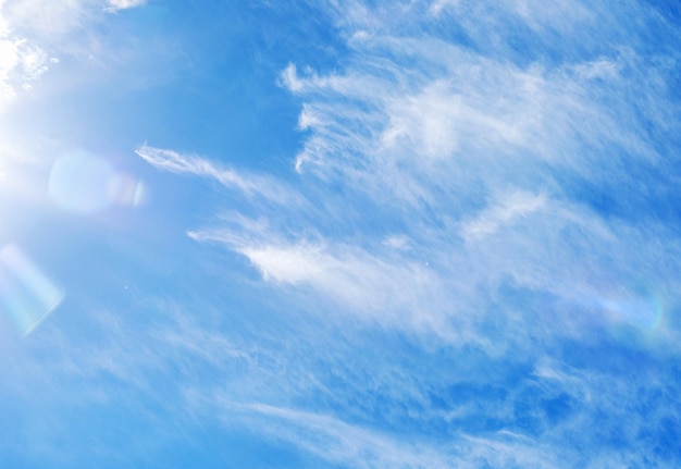 witte wolken in de blauwe hemel