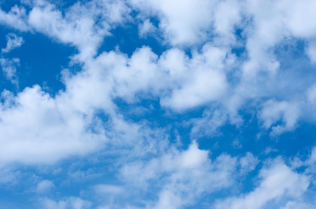 witte wolken in de blauwe hemel