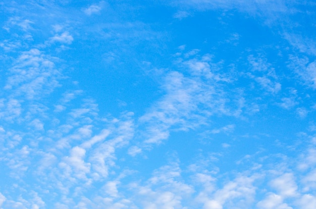 witte wolken in de blauwe hemel