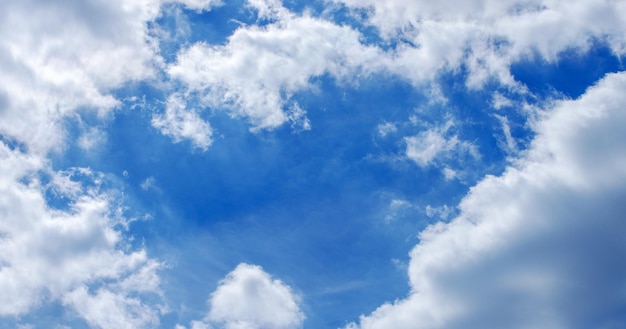 Foto witte wolken in de blauwe hemel