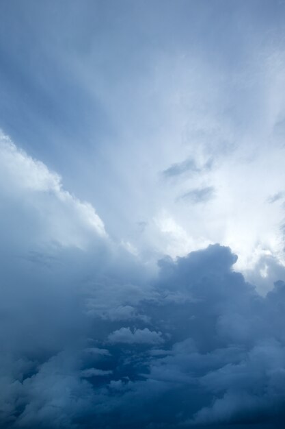 Witte wolken in de blauwe hemel