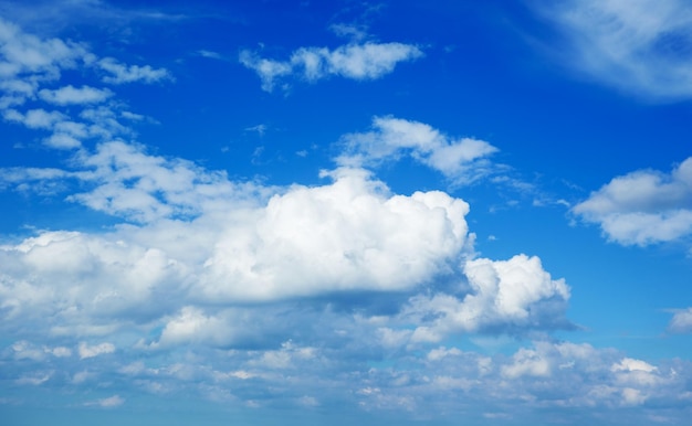 Witte wolken in de blauwe hemel