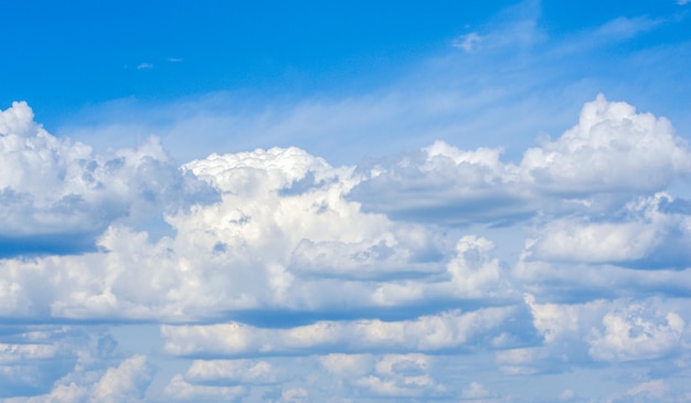 witte wolken in de blauwe hemel