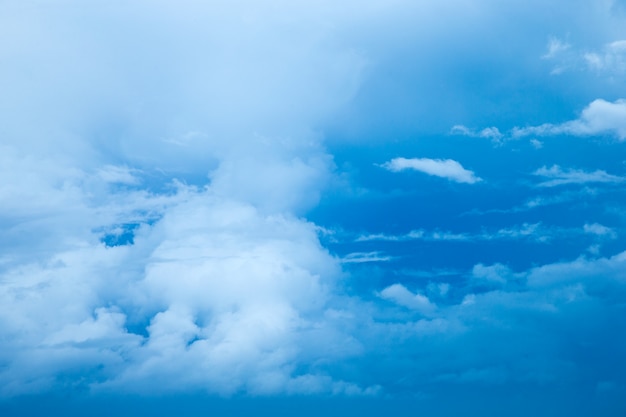 Witte wolken in de blauwe hemel