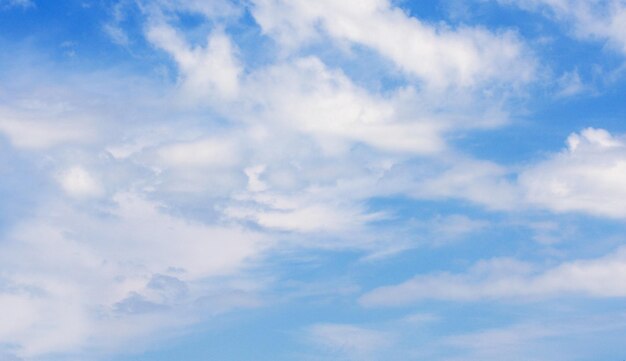 witte wolken in de blauwe hemel