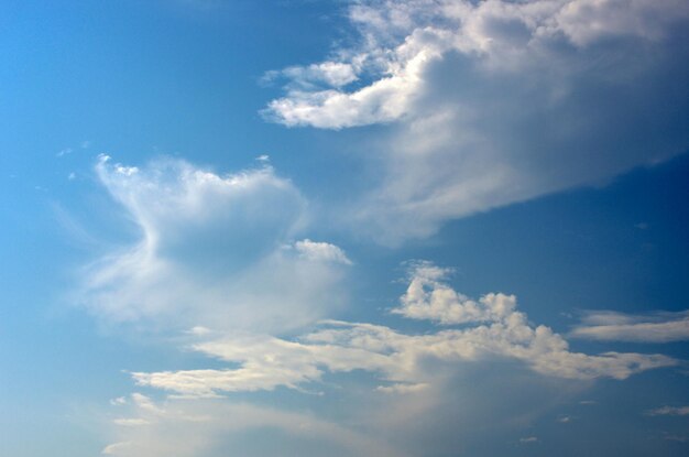 witte wolken in de blauwe hemel