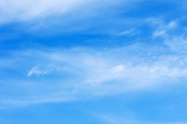 witte wolken in de blauwe hemel