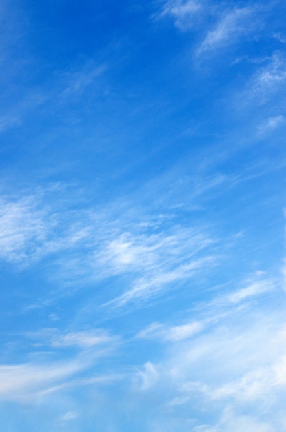 witte wolken in de blauwe hemel