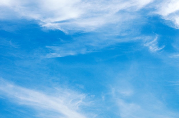 witte wolken in de blauwe hemel