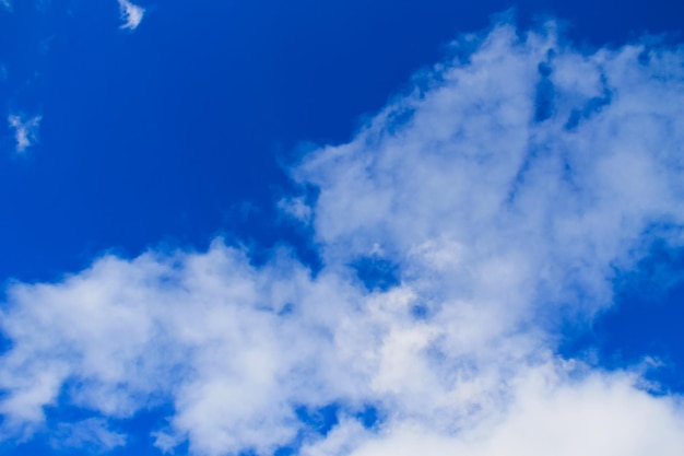 witte wolken in de blauwe hemel