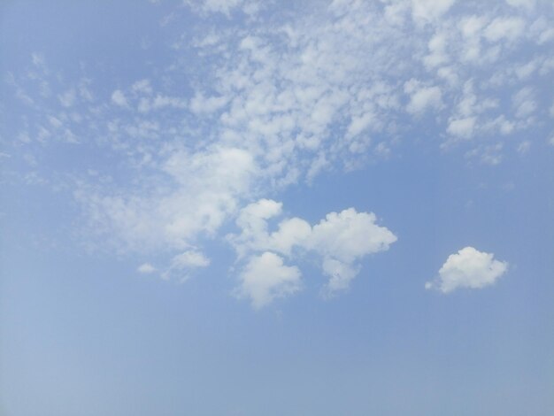 Witte wolken in de blauwe hemel