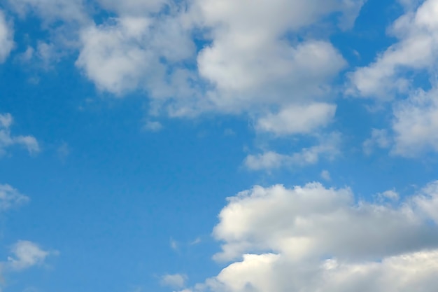 Witte wolken in de blauwe lucht, achtergrond van witte wolken in de lucht. Weerfenomeen in de atmosfeer