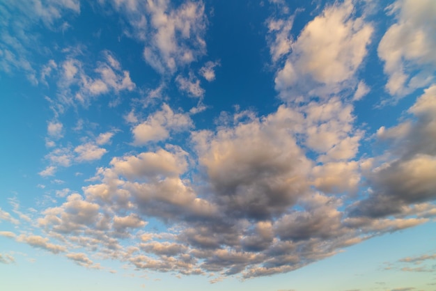 Witte wolken in de blauwe lucht Atmosferische natuurlijke achtergrond