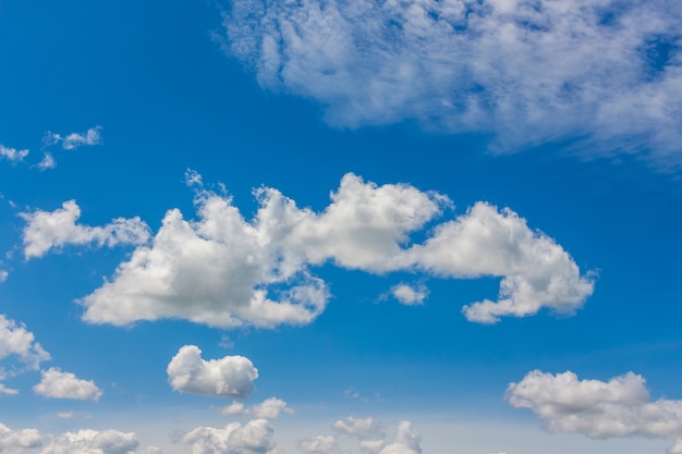 Witte wolken in de blauwe lucht bij zonnig weather_