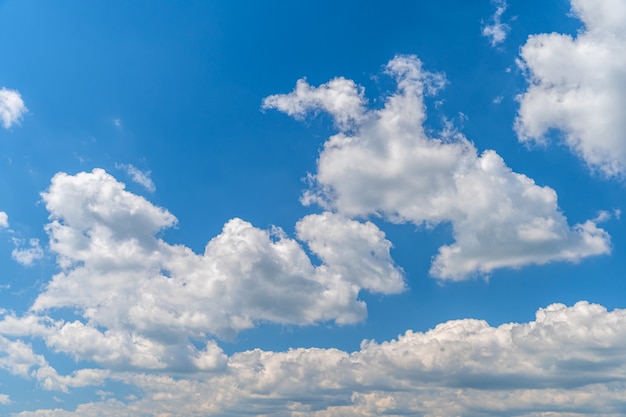 witte wolken in de blauwe lucht bij zonnig weer