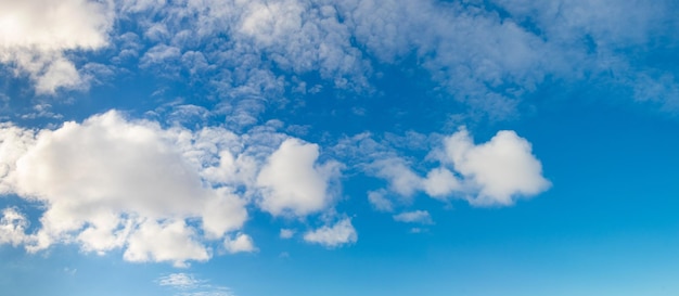 witte wolken in de blauwe lucht bij zonnig weer