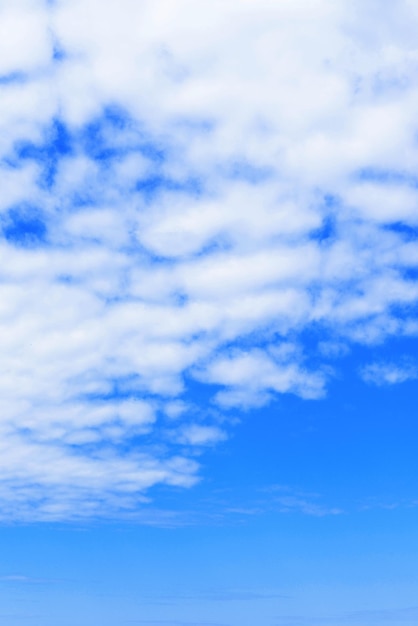 Witte wolken in de blauwe lucht buitenshuis