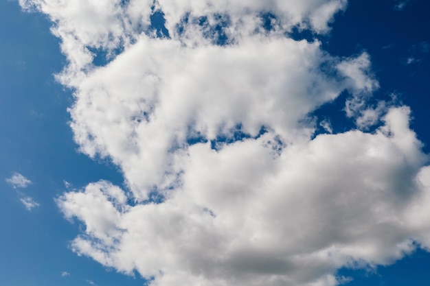 Witte wolken in de blauwe lucht close-up