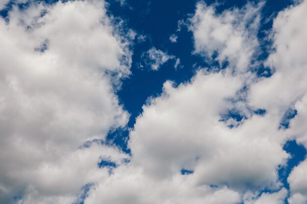 Witte wolken in de blauwe lucht close-up