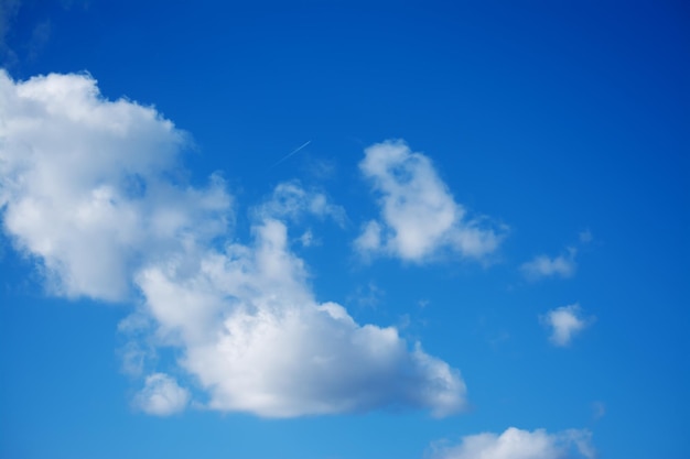 Witte wolken in de blauwe lucht Geschoten in Sardinië, Italië