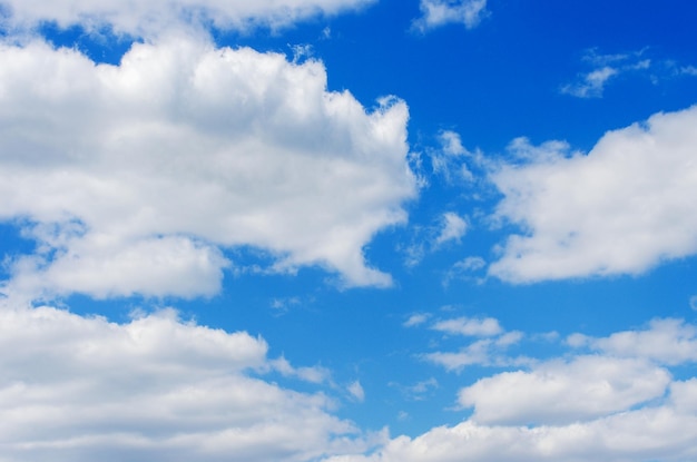 Witte wolken in de blauwe lucht