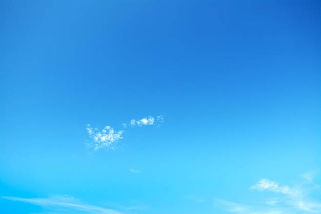 Foto witte wolken in de blauwe lucht