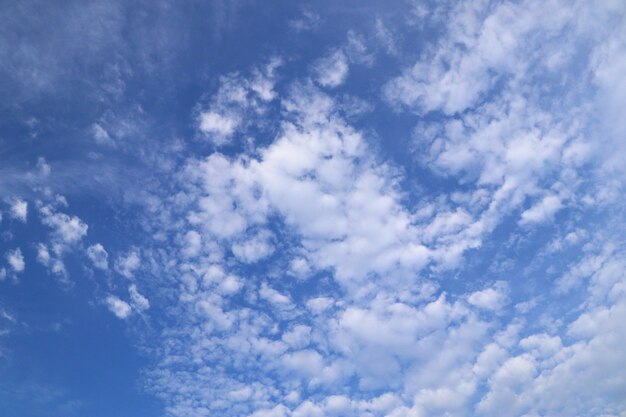 Witte wolken in de blauwe lucht