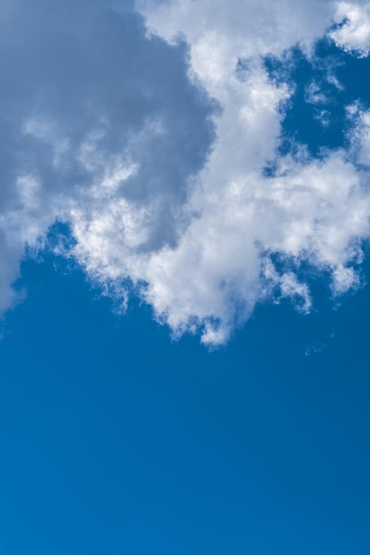 Witte wolken in de blauwe lucht.