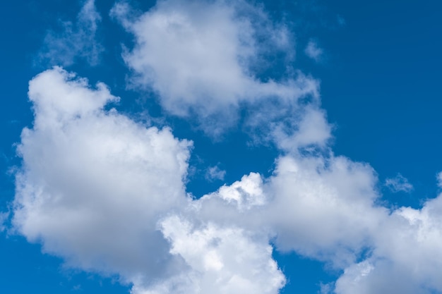 Witte wolken in de blauwe lucht.