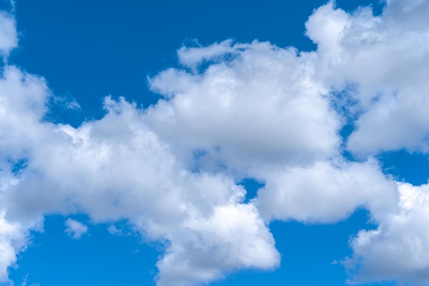 Witte wolken in de blauwe lucht.