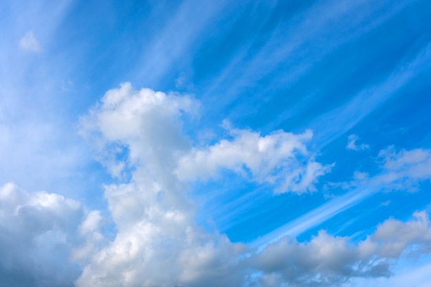 Witte wolken in de blauwe lucht.