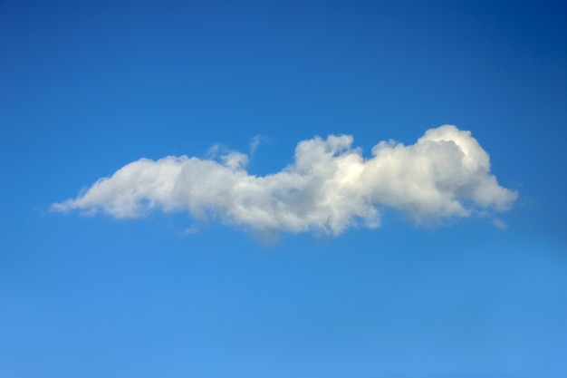 Witte wolken in de blauwe lucht.