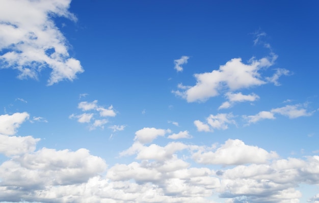 Witte wolken in de lucht