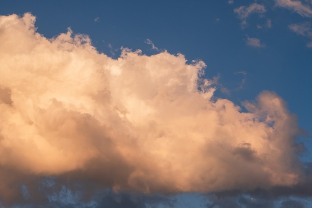 Witte wolken in de zomer blauwe hemel op gouden uur